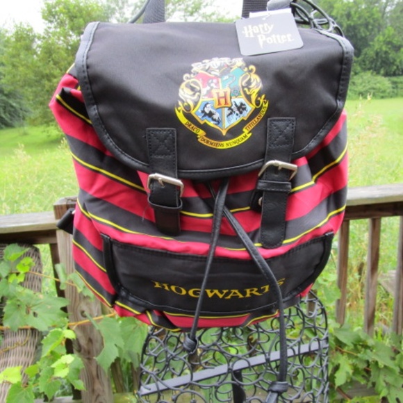 Harry Potter Hogwarts Crest Backpack - Red and Black - Picture 1 of 8